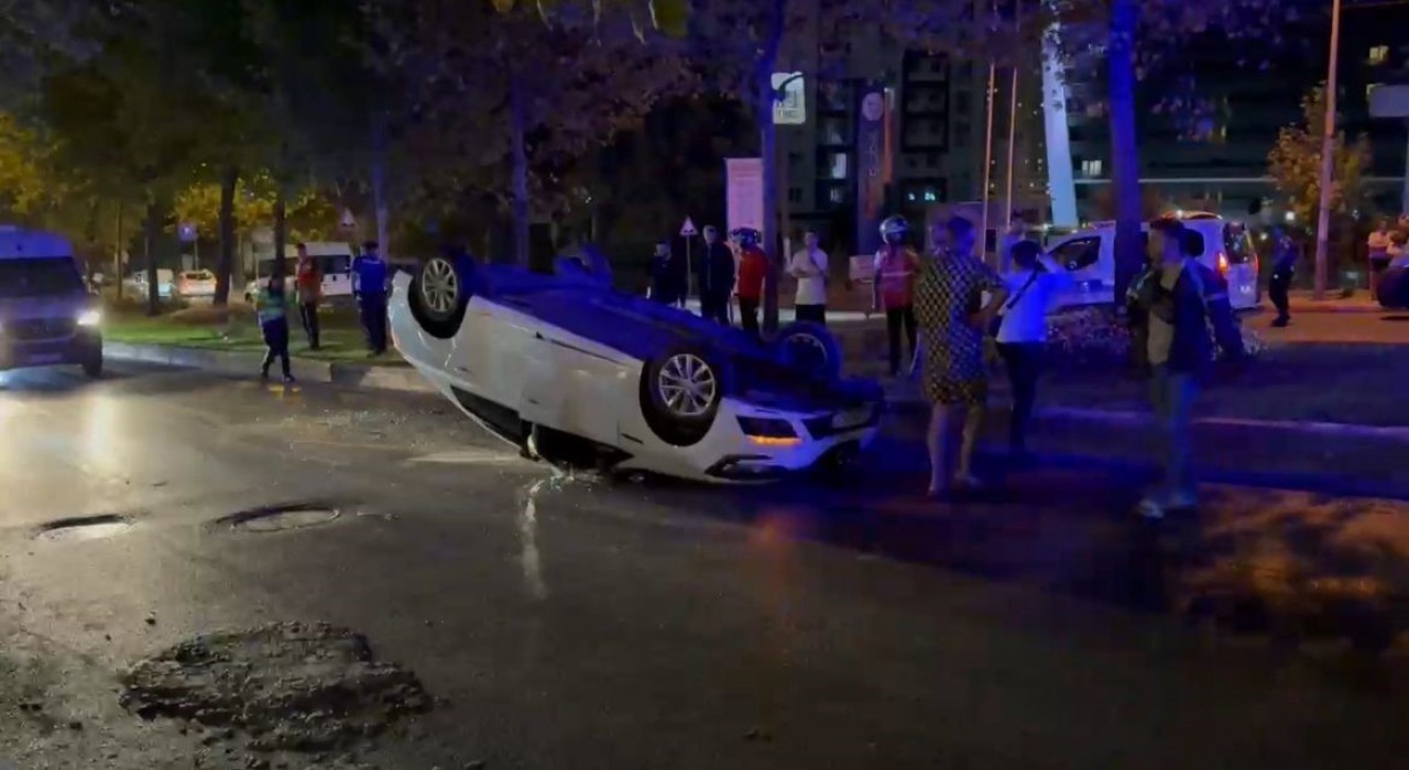 Esenyurtta sürücüsünün direksiyon hakimiyetini kaybettiği otomobil takla attı