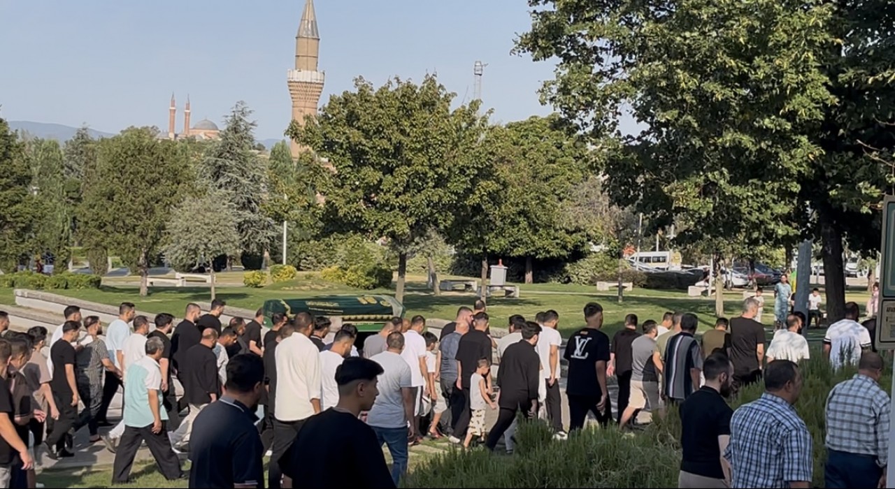 Eski kocası tarafından bıçaklanarak öldürülen kadın toprağa verildi