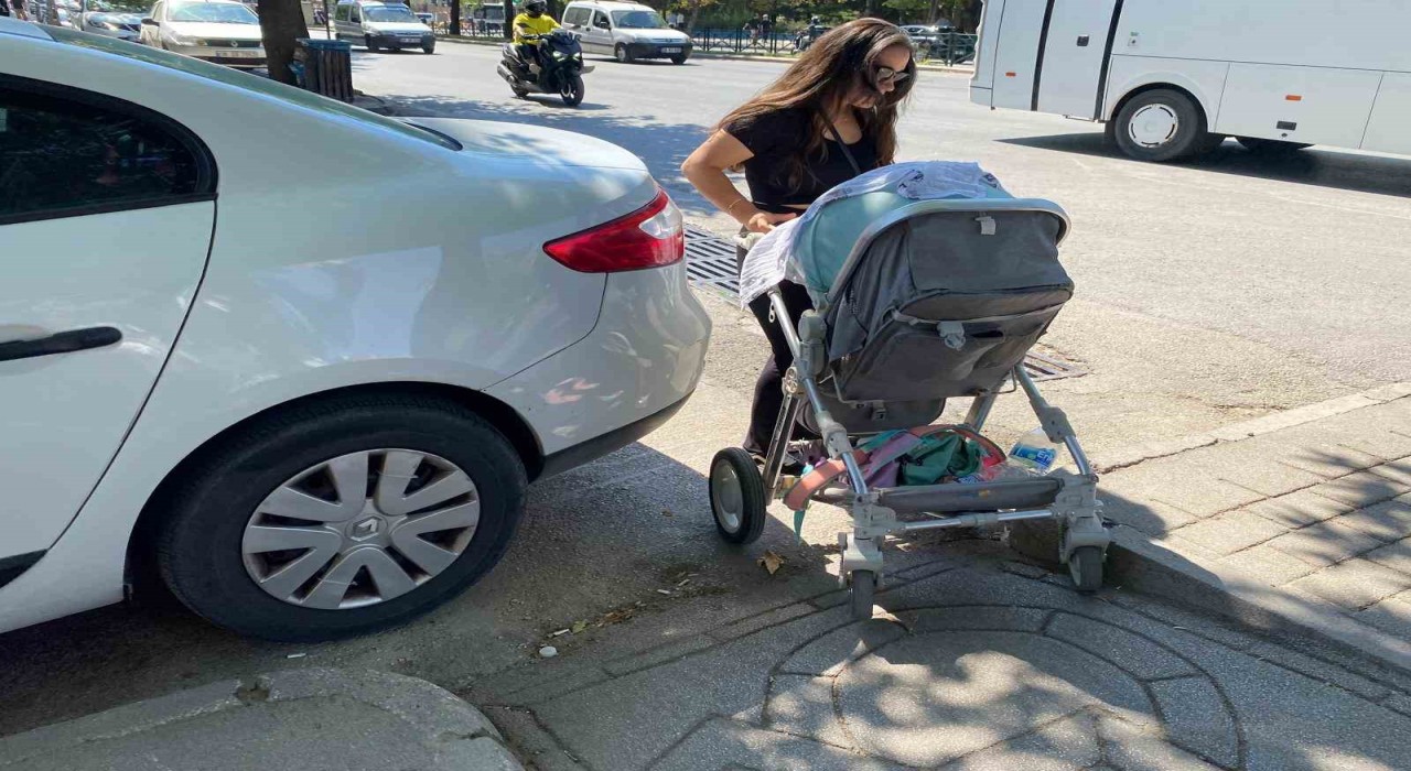 Eskişehirde engelli ve bebek arabası geçişine saygısız park