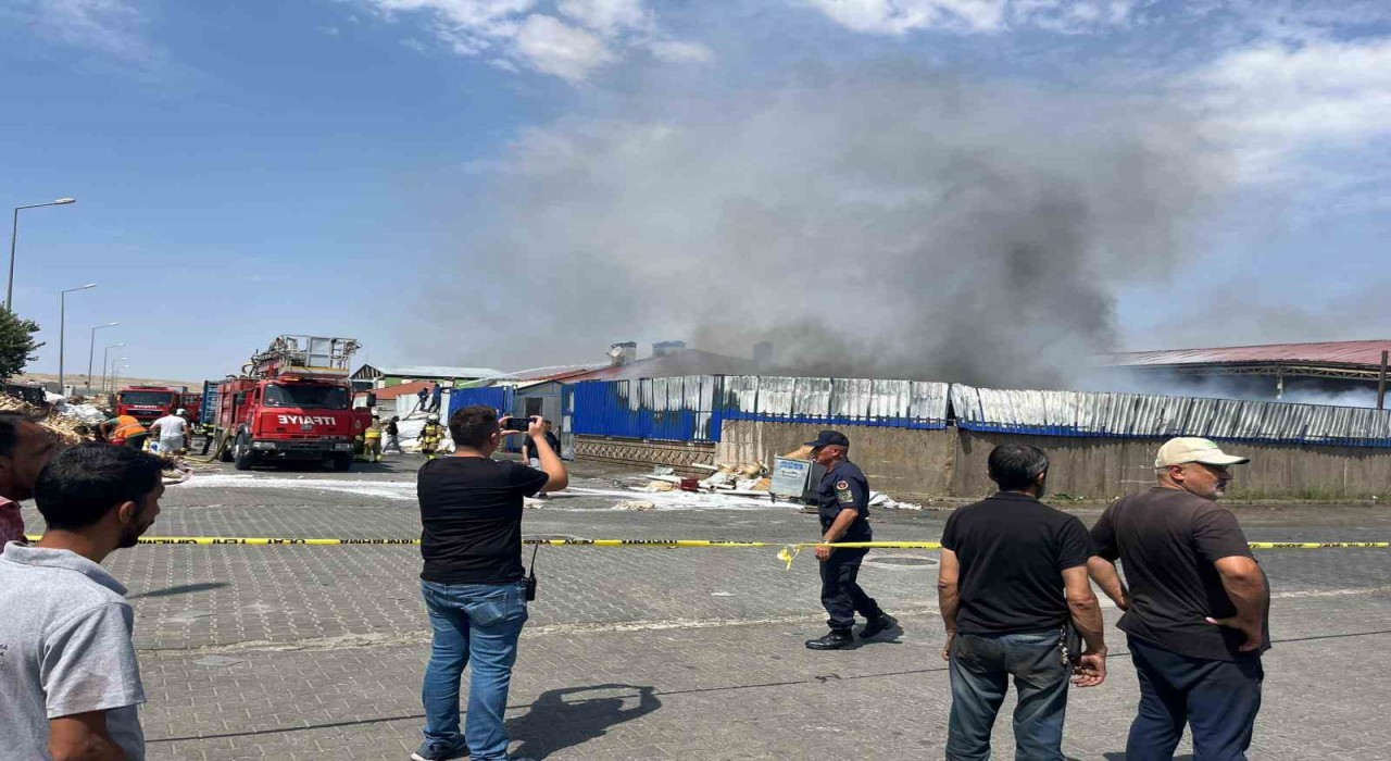 Eskişehirde geri dönüşüm fabrikasında büyük yangın