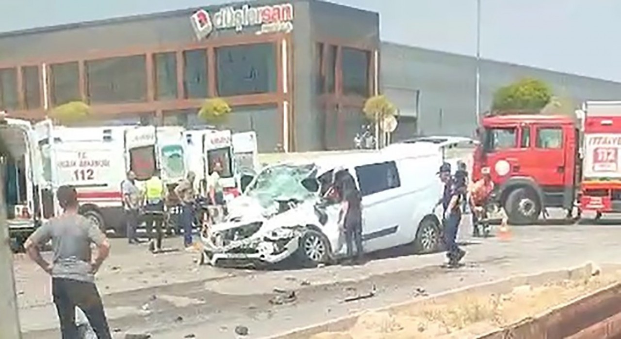 Eskişehirde panelvan araç tıra arkadan çarptı: 1i ağır 3 yaralı