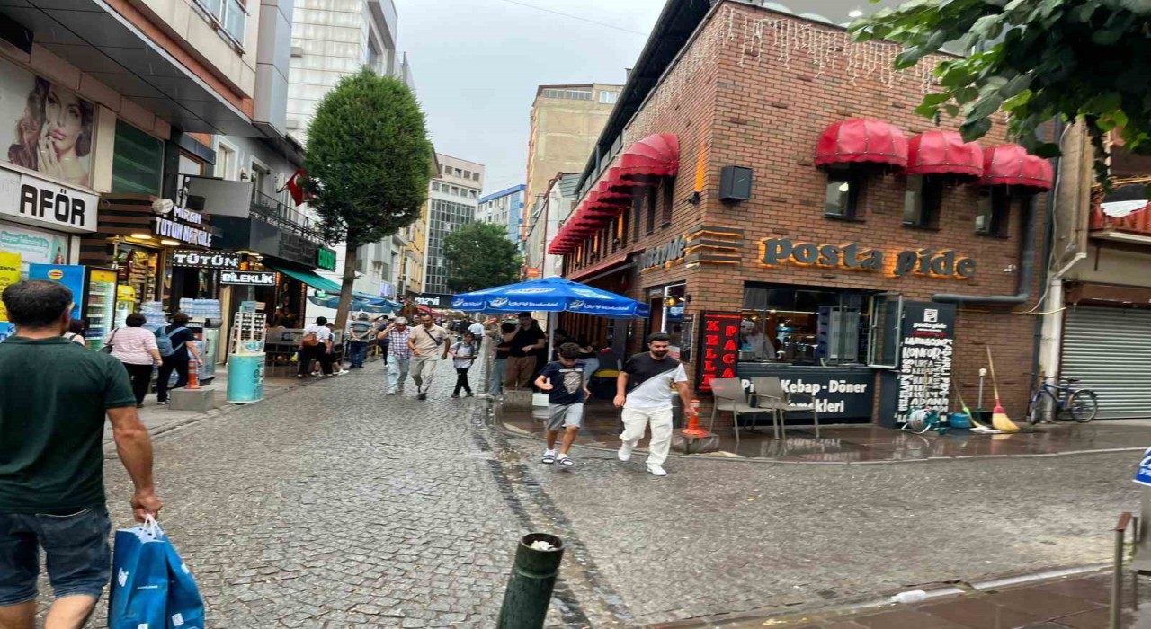 Eskişehirde sağanak vatandaşlara zor anlar yaşattı