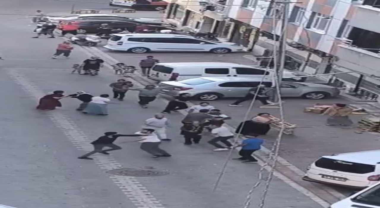 Ev sahibi kiracı tartışmasında ortalık karıştı; o anlar kamerada