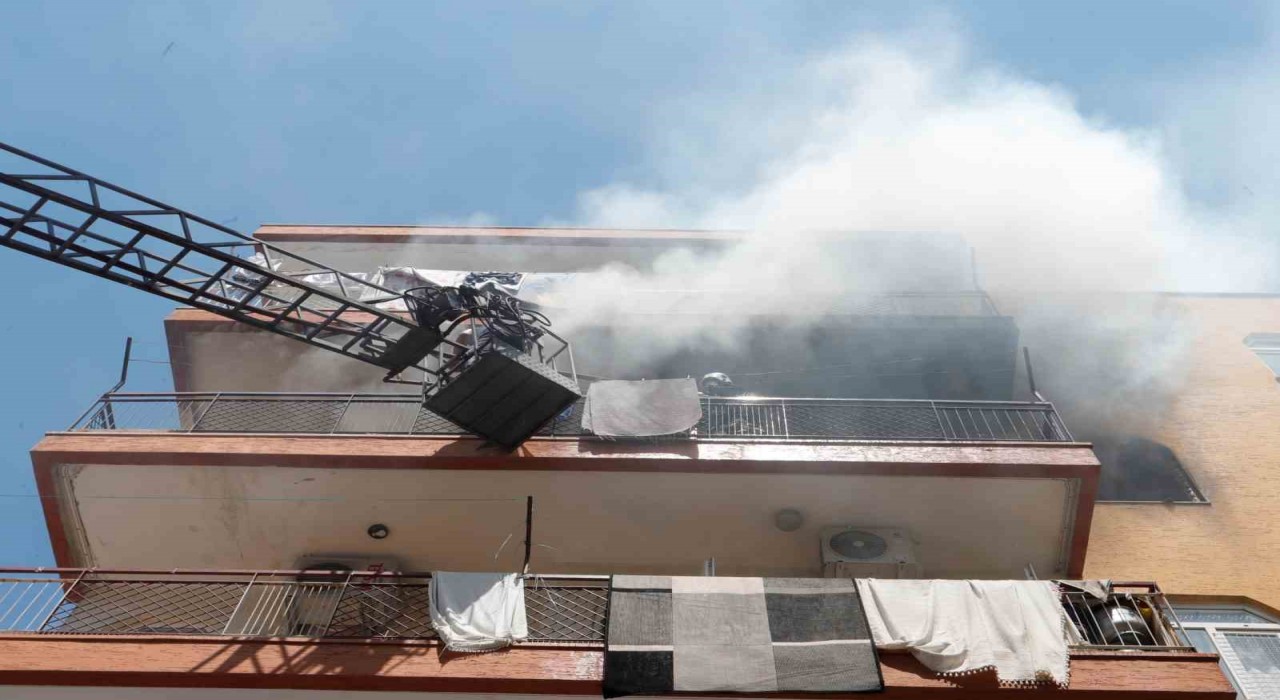 Evinin yandığını gören ev sahibi itfaiyenin çalışmasını çaresiz şekilde izledi