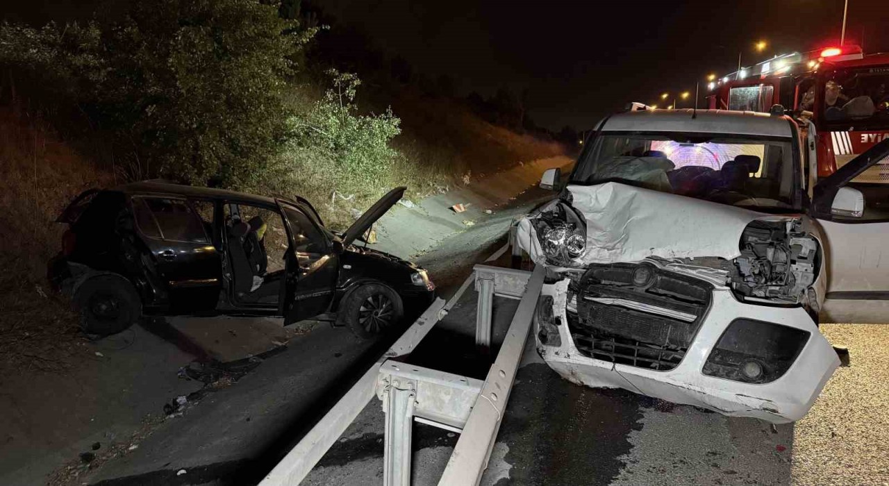 Eyüpsultanda 2 araç çarpıştı: 1i ağır 2 kişi ağır yaralı