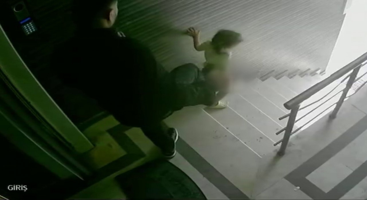 Eyüpsultanda 3 yaşındaki kızına tekme atıp merdivenlerden aşağı düşüren babaya tahliye