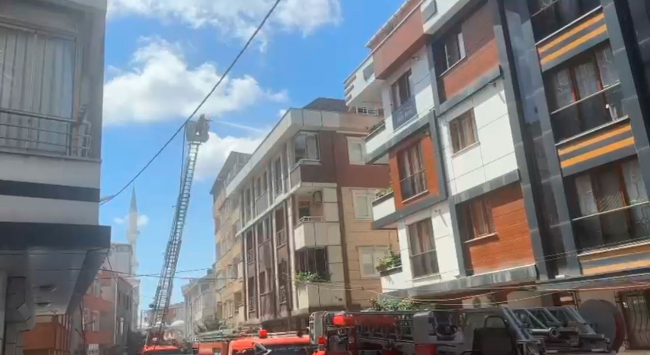 Eyüpsultanda çatı tadilatı sırasında yangın çıktı