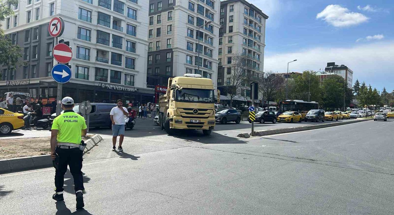 Eyüpsultanda hafriyat kamyonu kadını ezdi