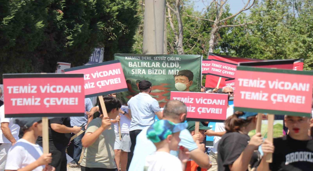 Fabrikaların dereye bıraktığı atıklara tepki için yürüdüler