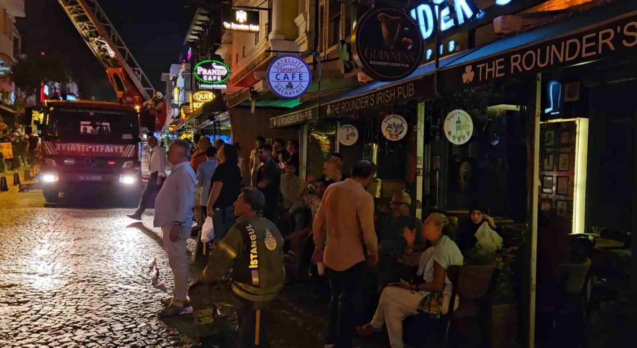 Fatihe otelde korkutan yangın: Konaklayanlar tahliye edildi