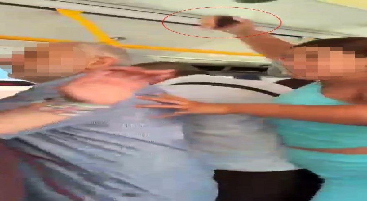 Fatihte İETT otobüs şoförü ile yolcu arasında çıkan kavgaya biber gazlı müdahale