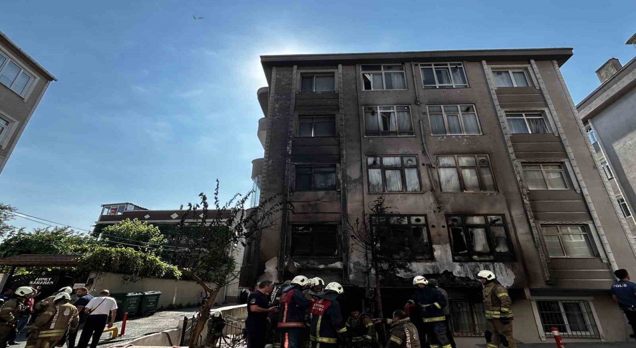 Fatihte ilaç deposu alevlere teslim oldu