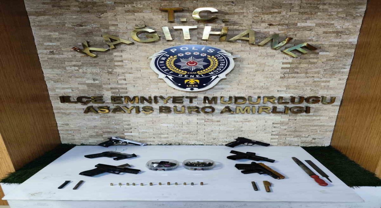 Fatihte kuru sıkı tabancaları gerçeğe dönüştüren şüphelilere operasyon: 2 gözaltı