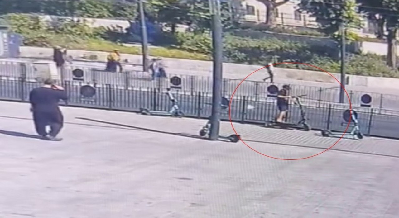 Fatihte scooterla gelip demirlere bağlı başka bir scooterı çalan çocuk kamerada