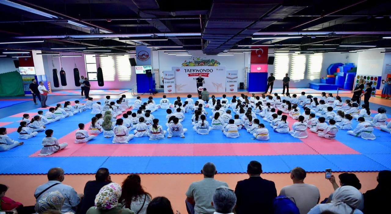 Fatihte taekwondo gösterisi: 150 lisanslı sporcu yeteneklerini sergiledi