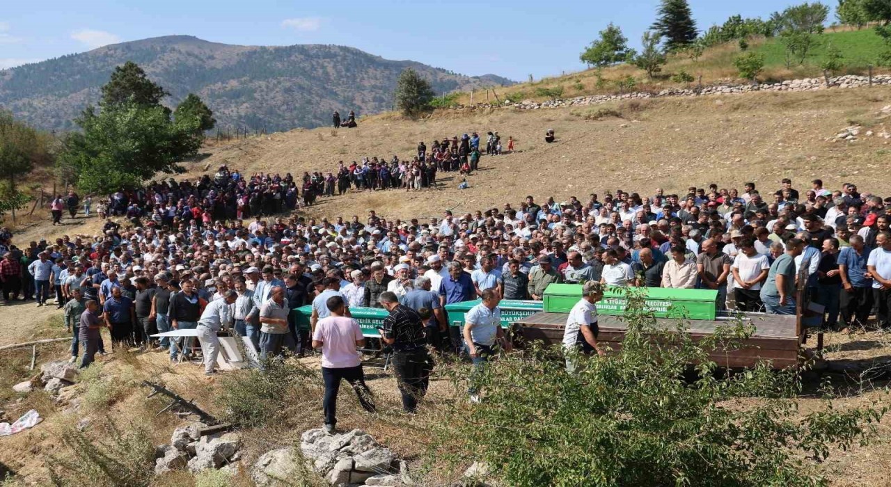 Feci kazada hayatını kaybeden 1i bebek 5 kişi son yolculuğuna uğurlandı