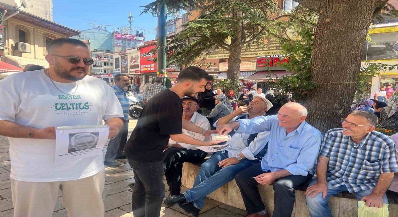 Fenerbahçe taraftarları, Mourinhonun gidişini çekme helva dağıtarak kutladı