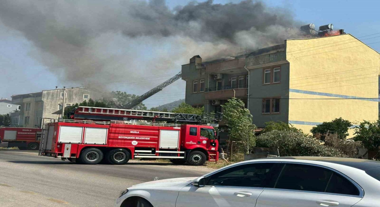 Fethiyede çatı katı alevlere teslim oldu