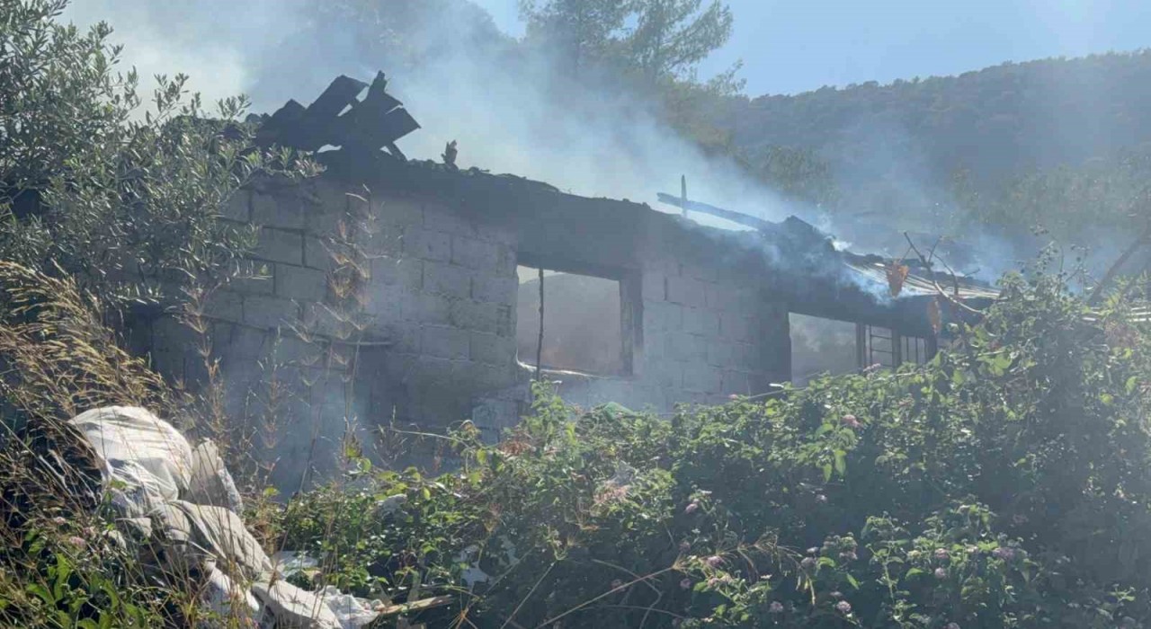 Fethiyede madde bağımlısı olduğu iddia edilen genç evi ateşe verdi