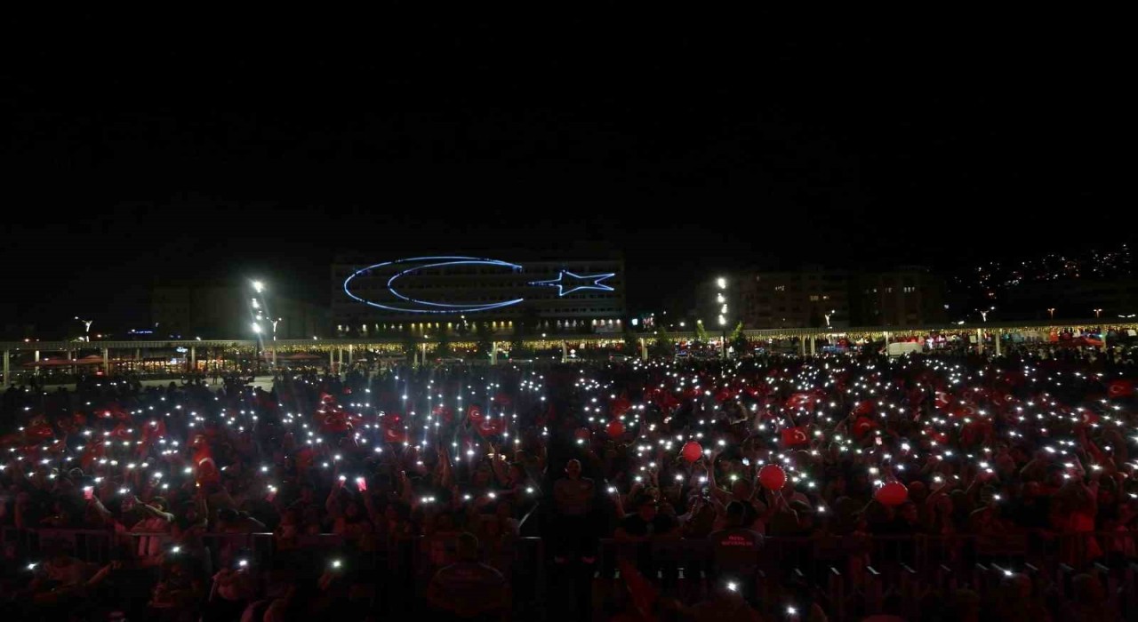 Fettah Can binlerce seveni ile Zafer Bayramını kutladı