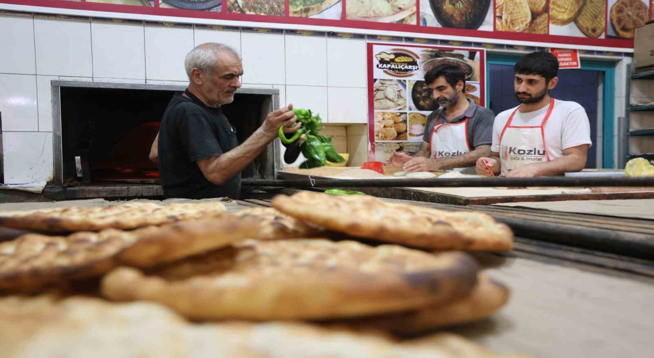 Fırıncıların sıcak havada zorlu ekmek mesaisi