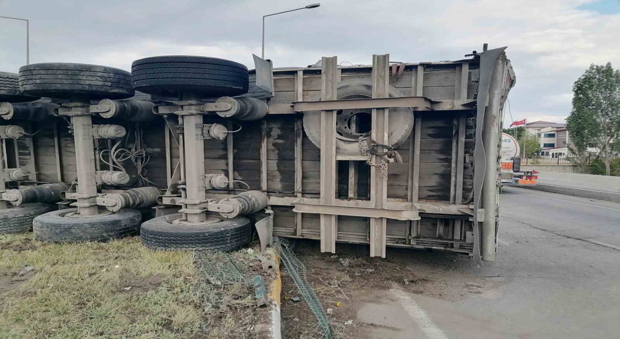 Freni boşalan tır dehşet saçtı