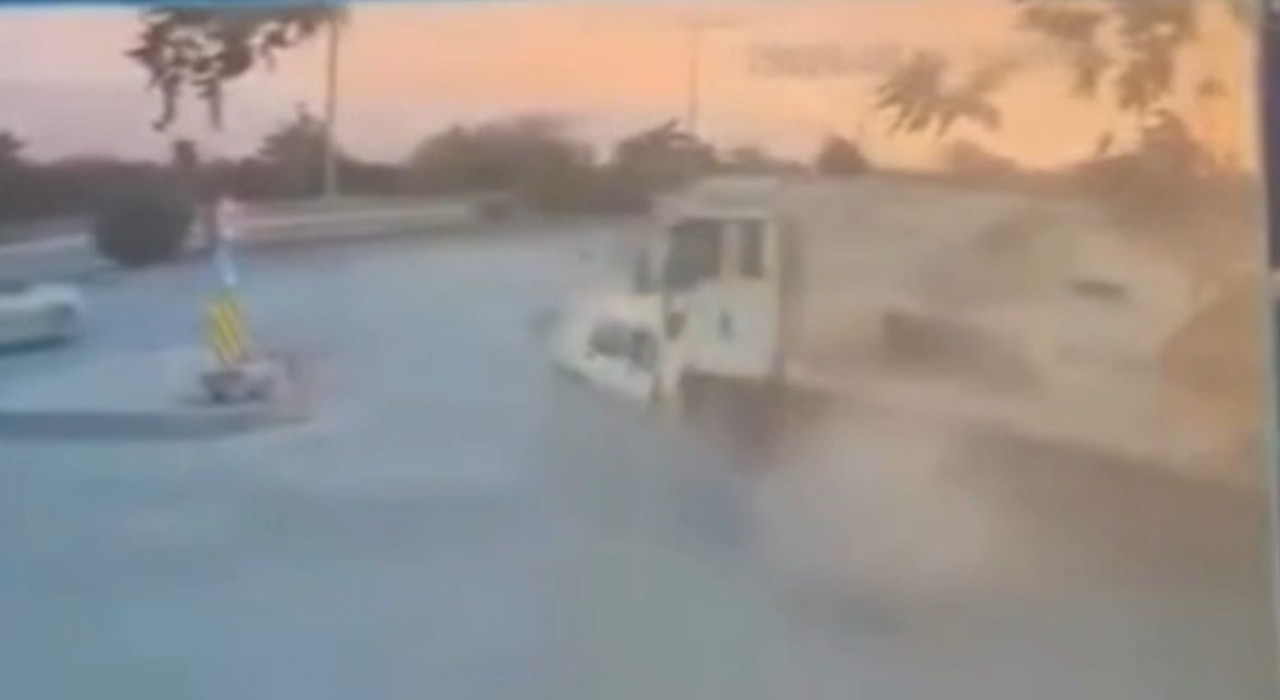 Freni boşalan tır, otomobili böyle sürükledi: O anlar kamerada