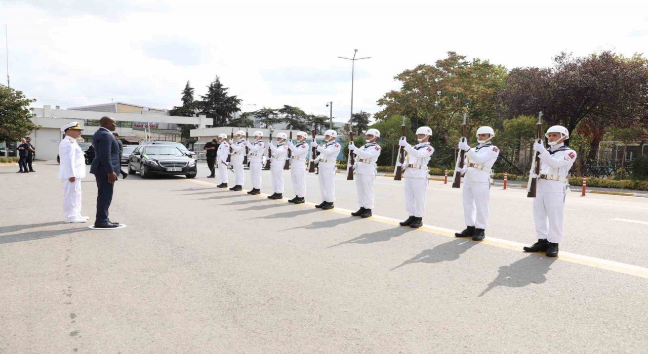 Gabon Cumhurbaşkanı Nguema, İstanbul Tersanesi Komutanlığını ziyaret etti
