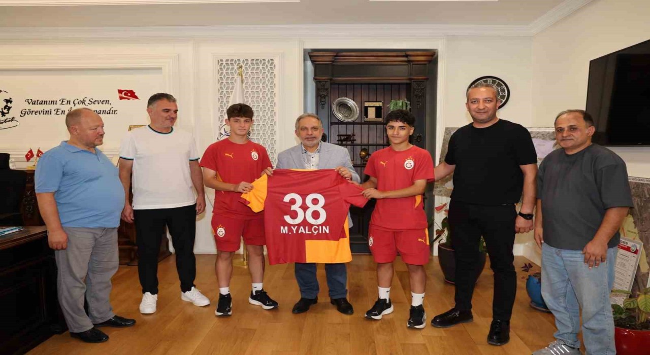 Galatasaraya transfer olan Talaslı yıldızlardan Başkan Yalçına ziyaret