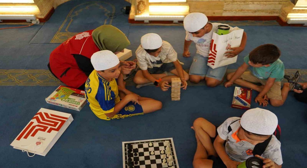 Gaziantep Vakıflar Bölge Müdürlüğünden Kuran kursu öğrencilerine hediye