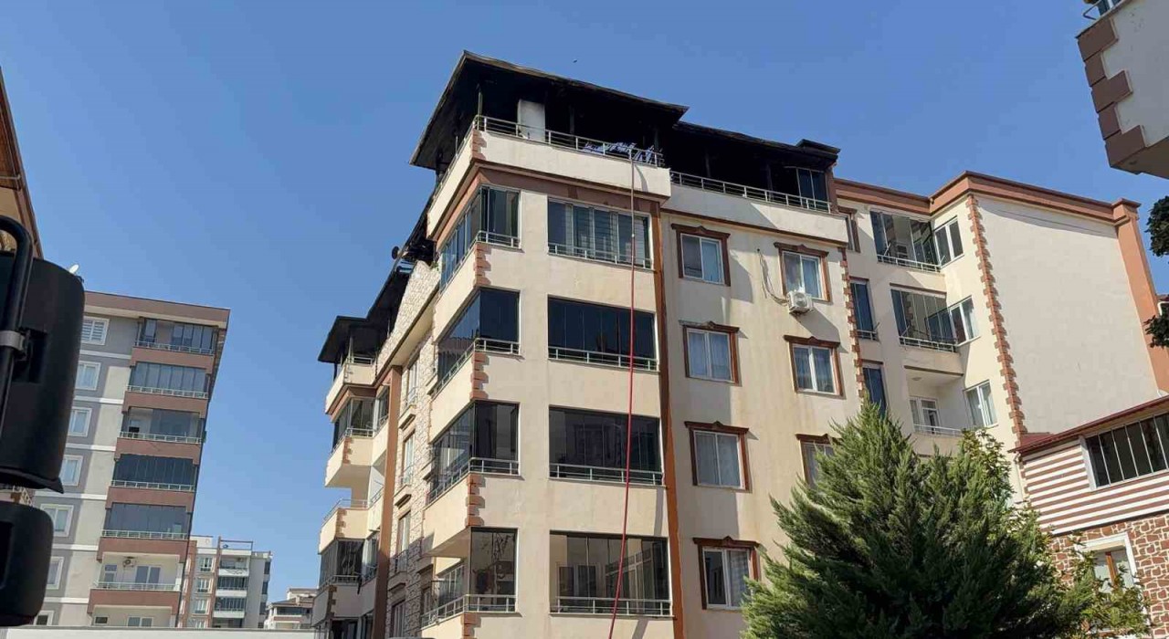 Gaziantepte 4 katlı binanın terasında yangın