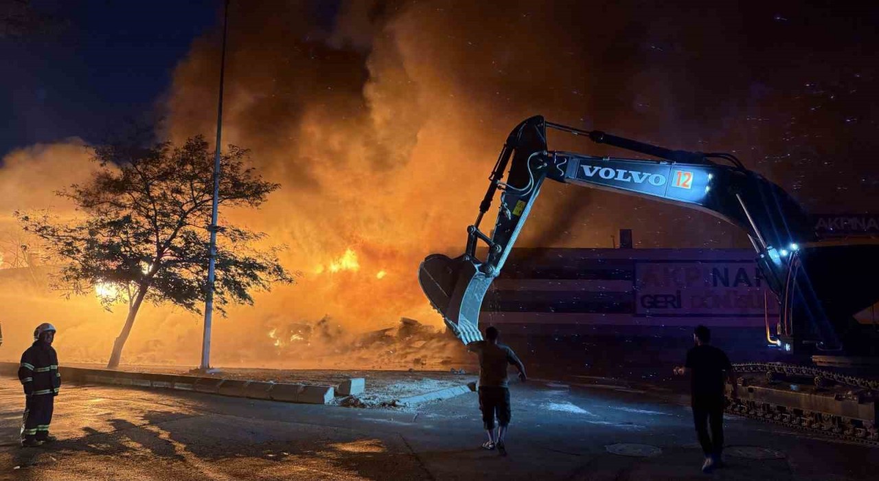 Gaziantepte geri dönüşüm fabrikasındaki yangın 4. saatinde