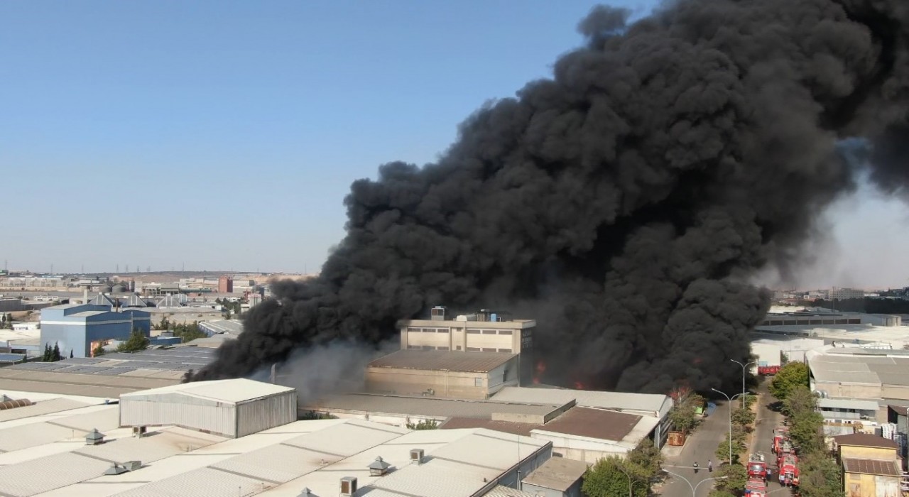 Gaziantepte geri dönüşüm fabrikasındaki yangın havadan görüntülendi