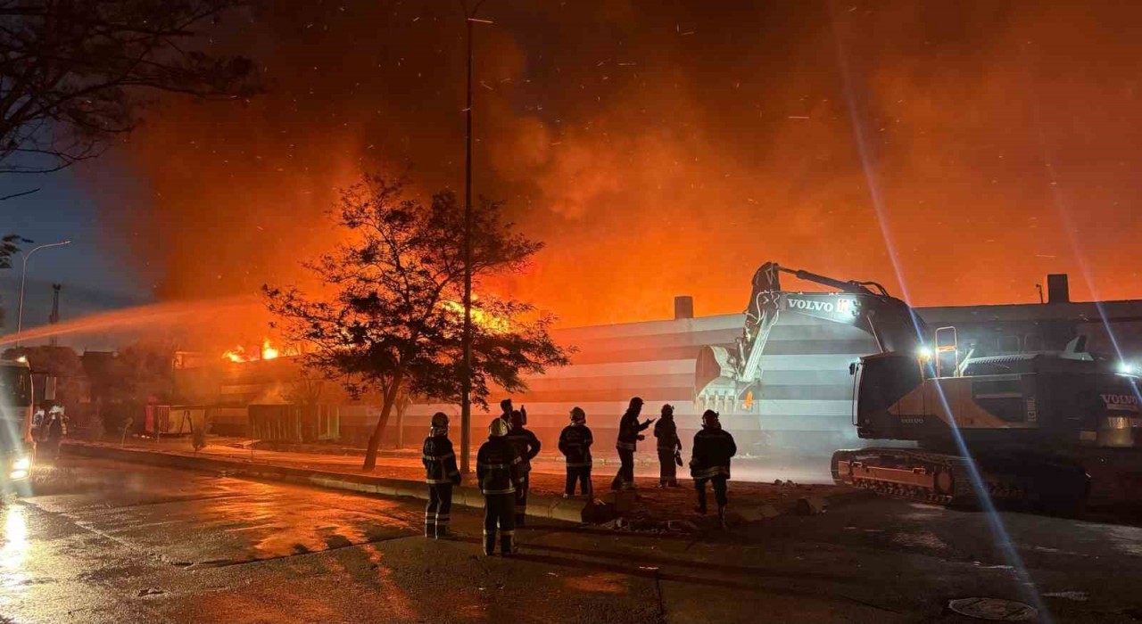 Gaziantepte geri dönüşüm fabrikasındaki yangın kontrol altına alındı