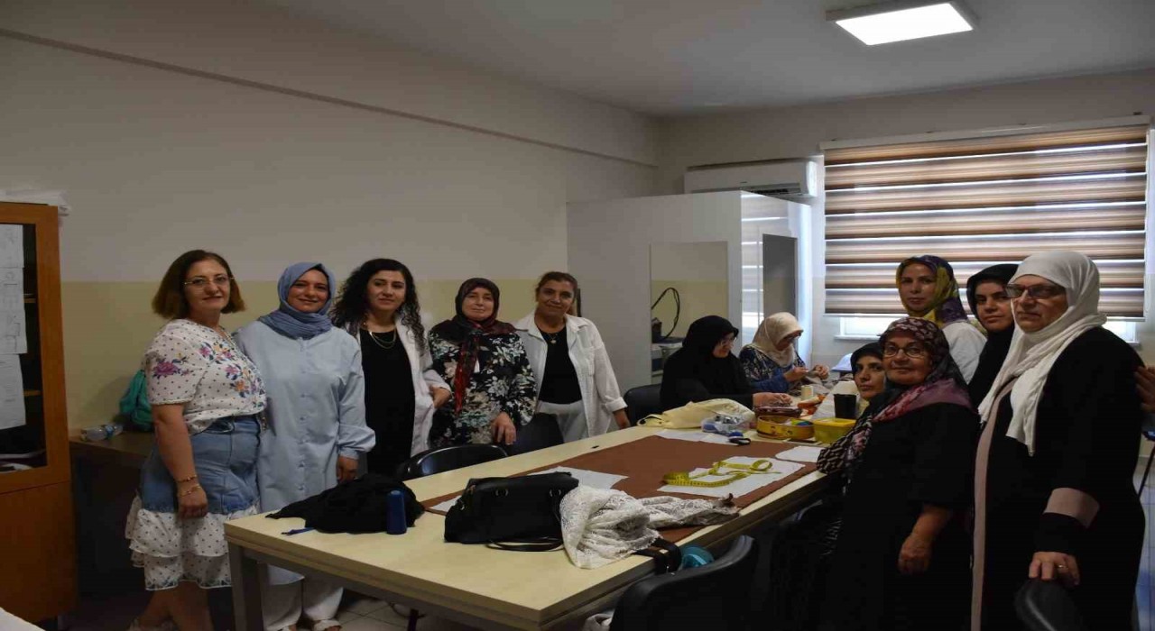 Gaziantepte kadınlar kendi diktikleri kıyafetleri giyiyor