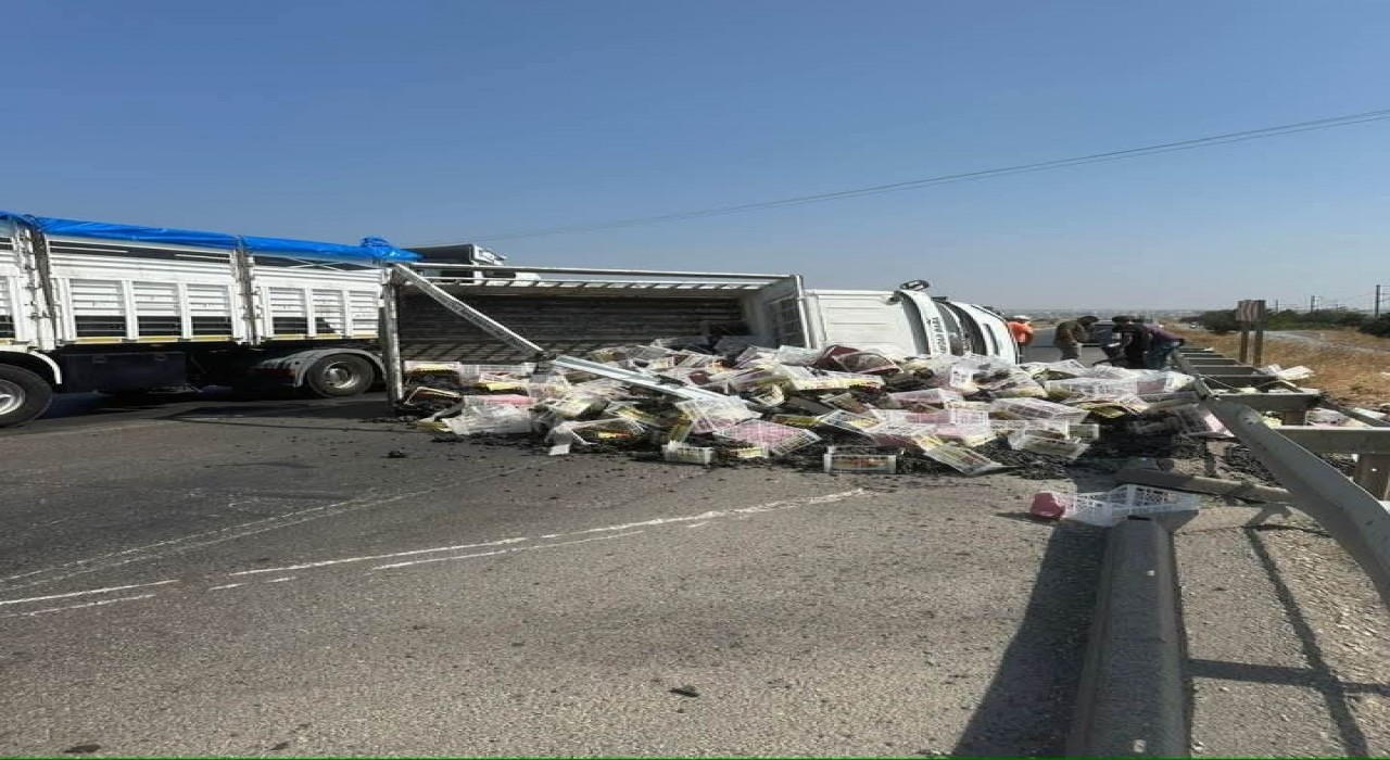 Gaziantepte lastiği patlayan kamyonet yan yattı: 2 yaralı