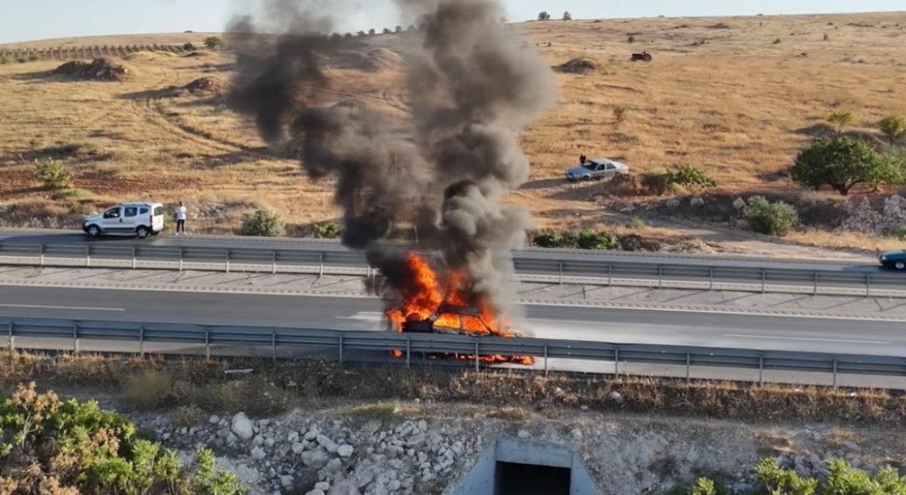 Gaziantepte seyir halindeki otomobil alev topuna döndü: O anlar dron kamerasında