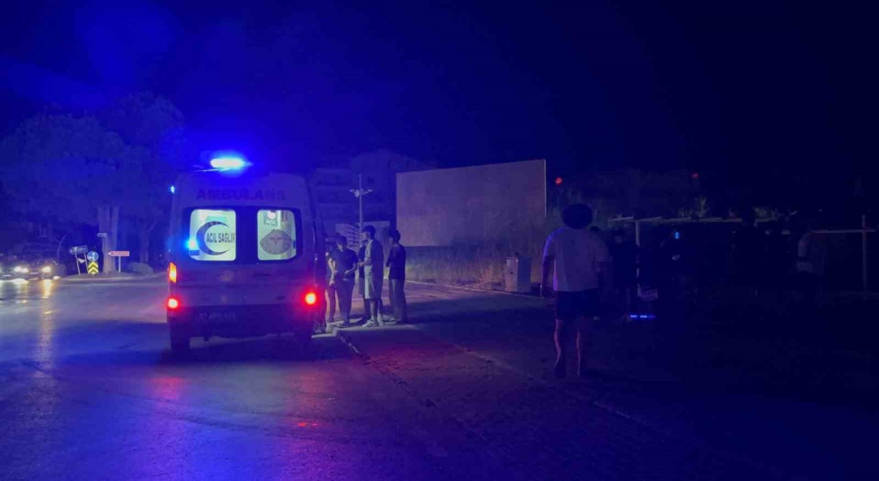 Gazipaşada motosiklet devrildi: 2 yaralı