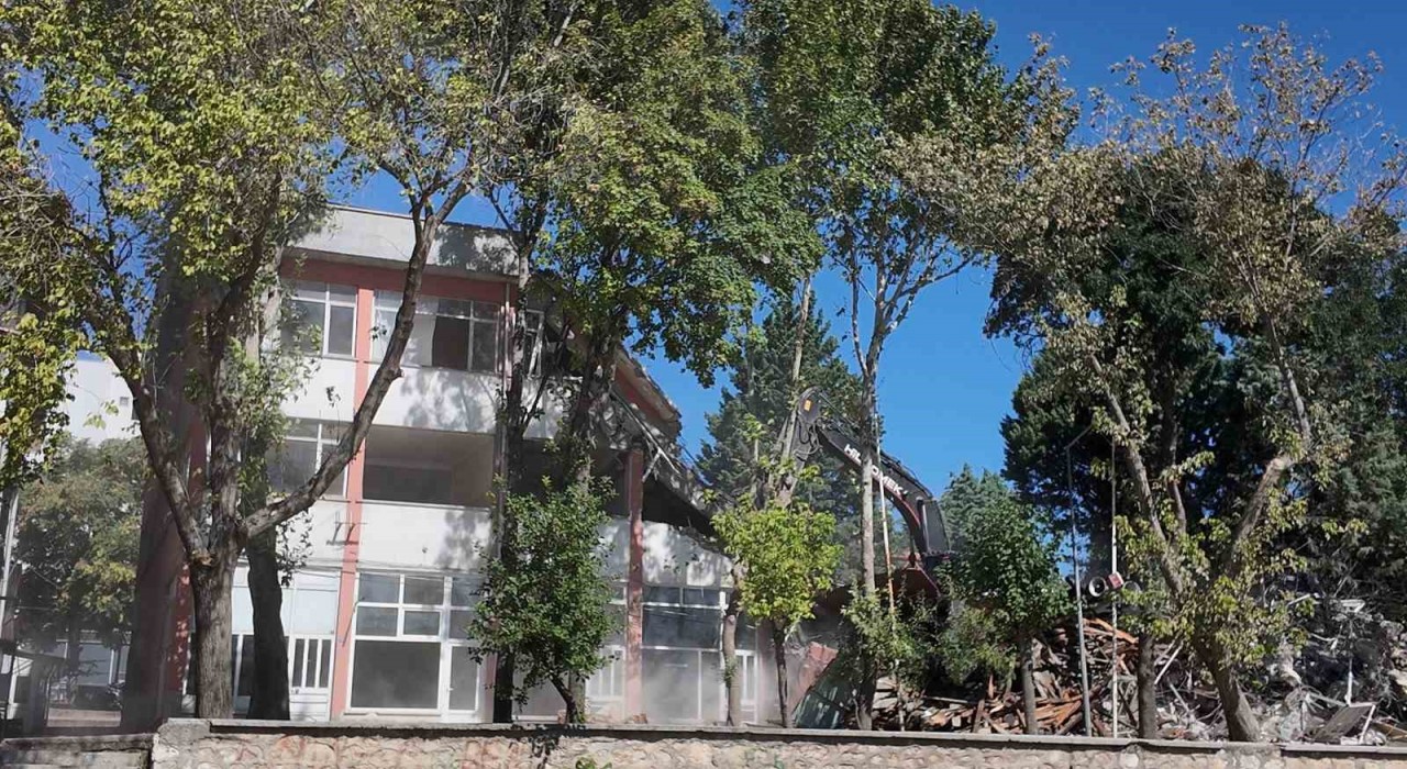 Gedizde 43 yıllık Kızılay İşhanı yıkıldı