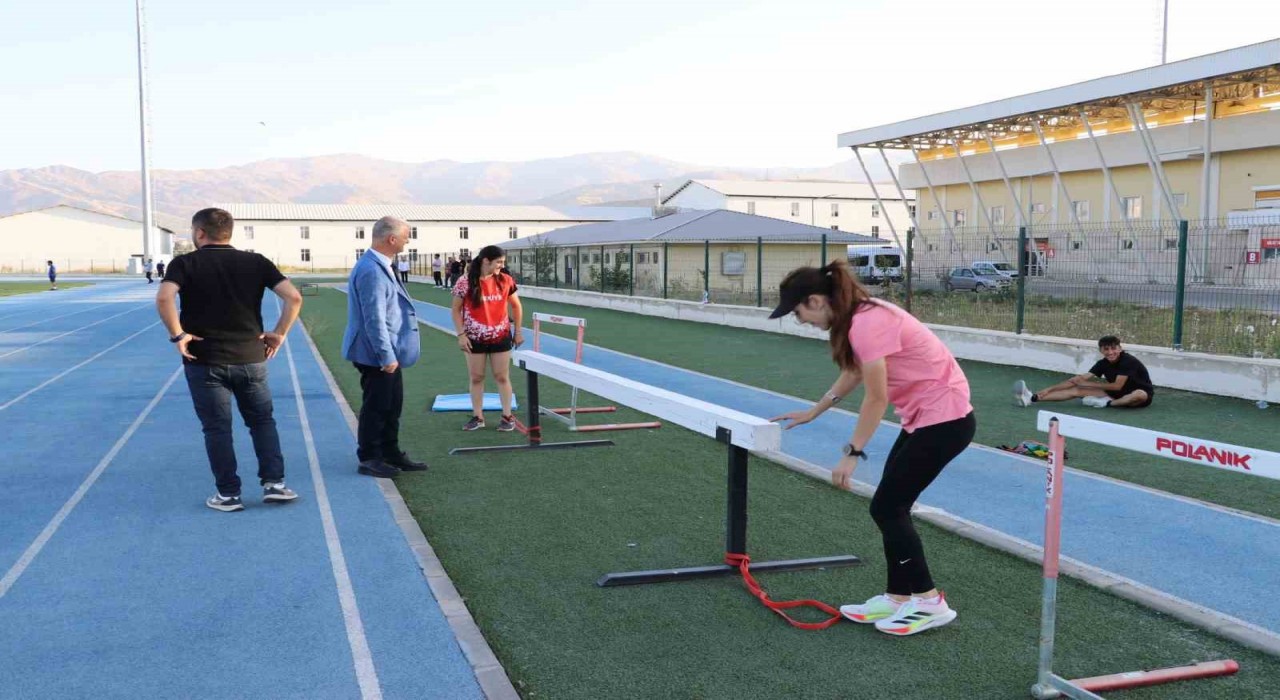 Genç atletler yaz spor okullarında ter döküyor