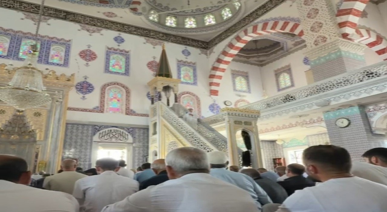 Genç hafızın Ayasofya hayali: İlk Cuma namazını Saray Camisinde kıldırdı