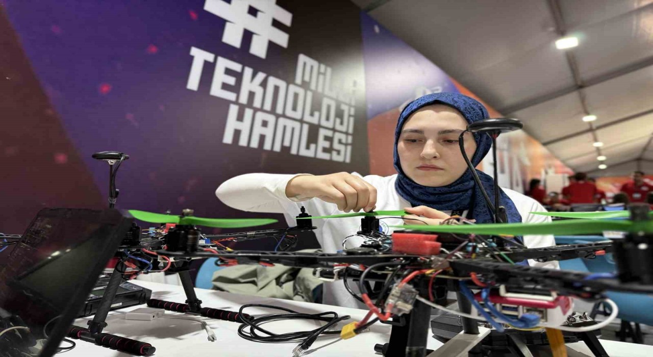Genç mühendislerden Milli teknoloji vizyonu: Sürü İHAlarla gövde gösterisi