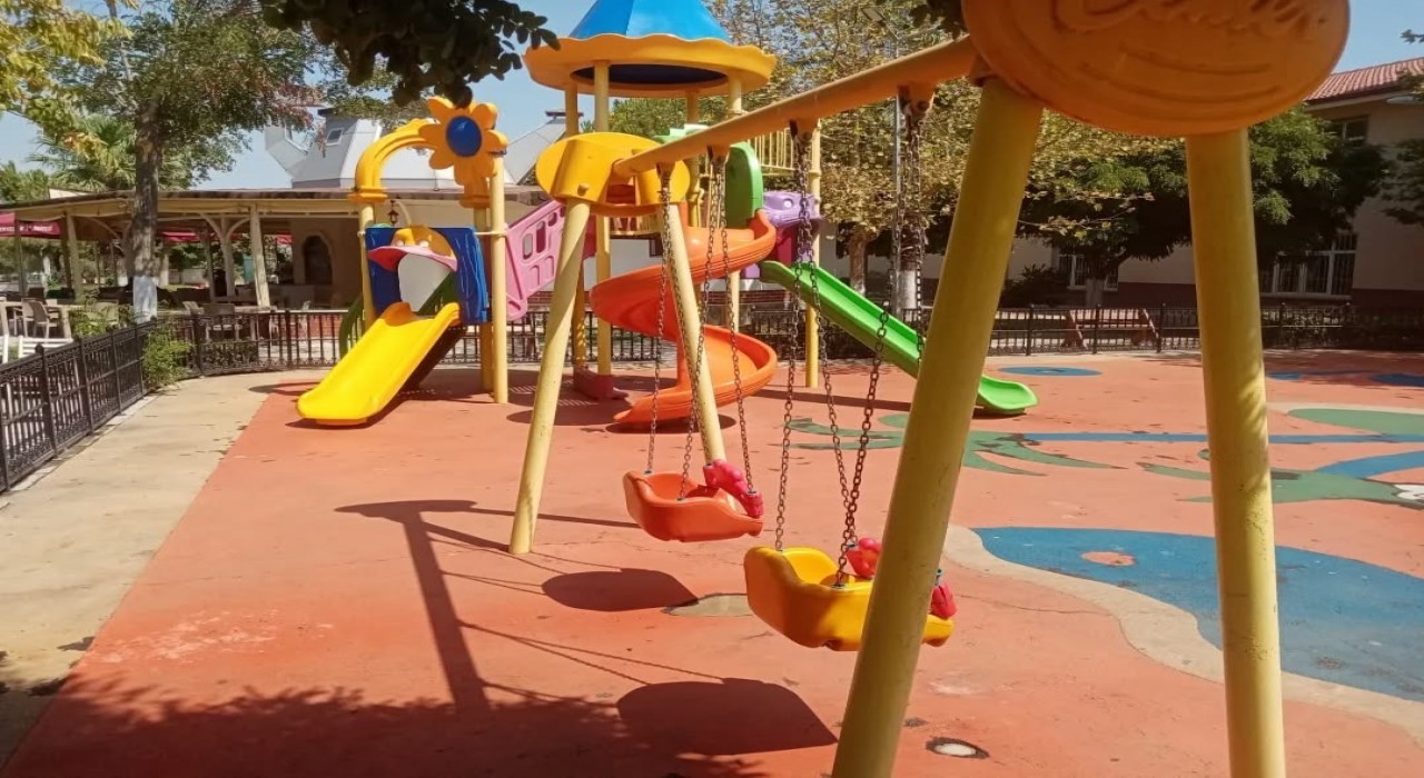 Germencikte parklar dezenfekte edildi