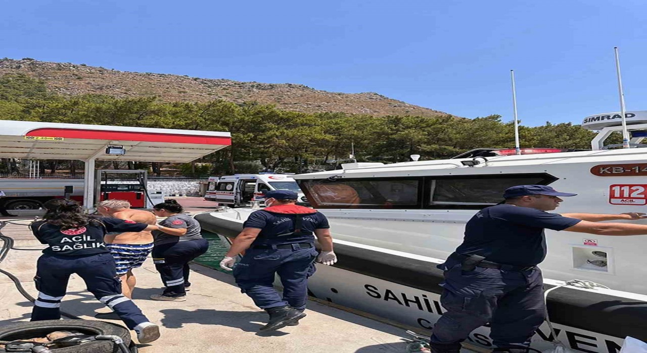 Gezi teknesinde rahatsızlanan vatandaşa tıbbi tahliye