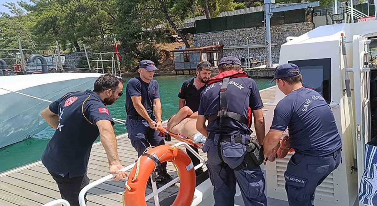 Gezi teknesinde yaralanan vatandaşa tıbbi tahliye