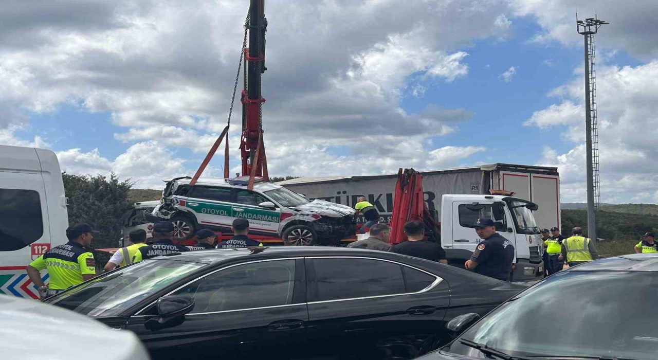 Gişelerde kontrolden çıkan tır jandarma aracına çarptı: 5 yaralı