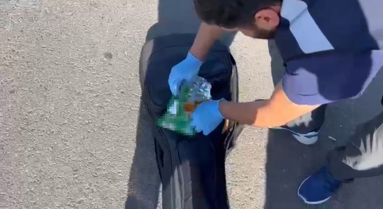 Gitar çantasındaki cips paketinden uyuşturucu çıktı