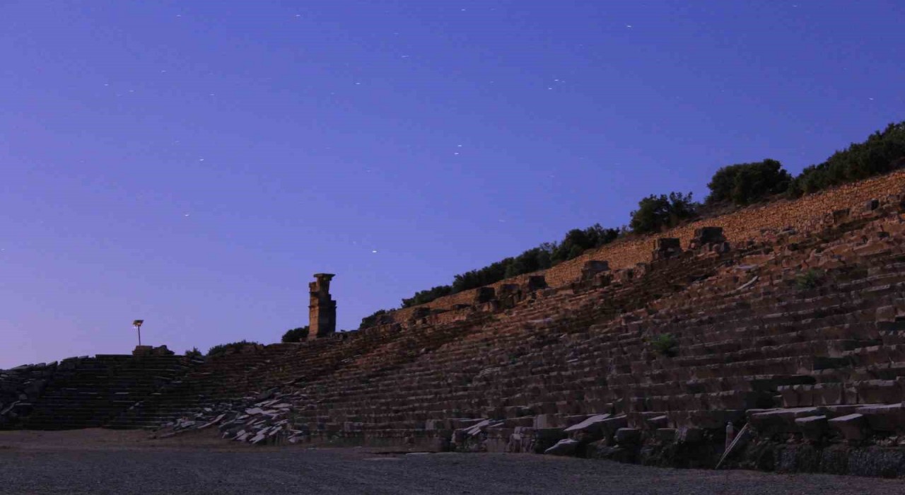 Gladyatörler şehri Kibyrada meteor yağmurunda görsel şölen yaşandı