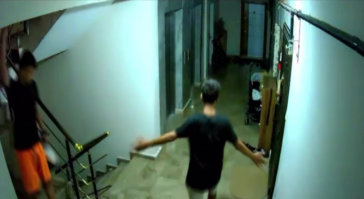 Göbek atarak ayakkabı çalan gençler kamerada