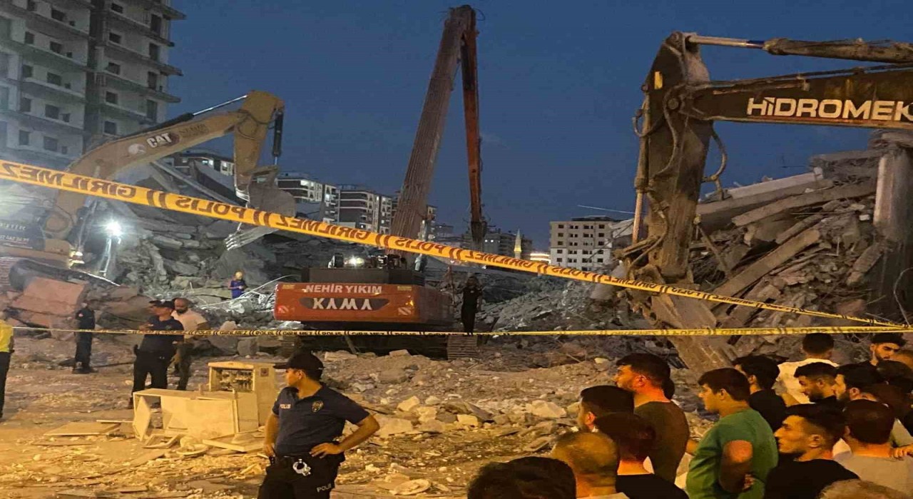 Göçük altında kalan iş makinası operatörünün cansız bedenine ulaşıldı